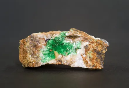 ニッケル華 (Annabergite) - Rock Identifier ニッケル華 (Annabergite) - Rock Identifier