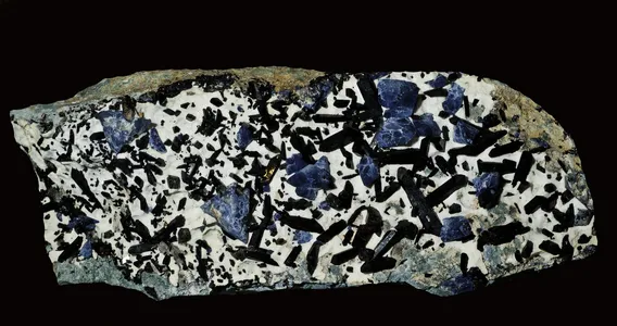 カイオウセキ(海王石) (Neptunite) - Rock Identifier カイオウセキ(海王石) (Neptunite) - Rock Identifier