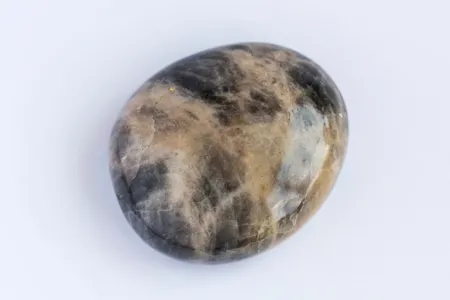 ブラックムーンストーン (Black Moonstone) - Rock Identifier ブラックムーンストーン (Black Moonstone) - Rock Identifier