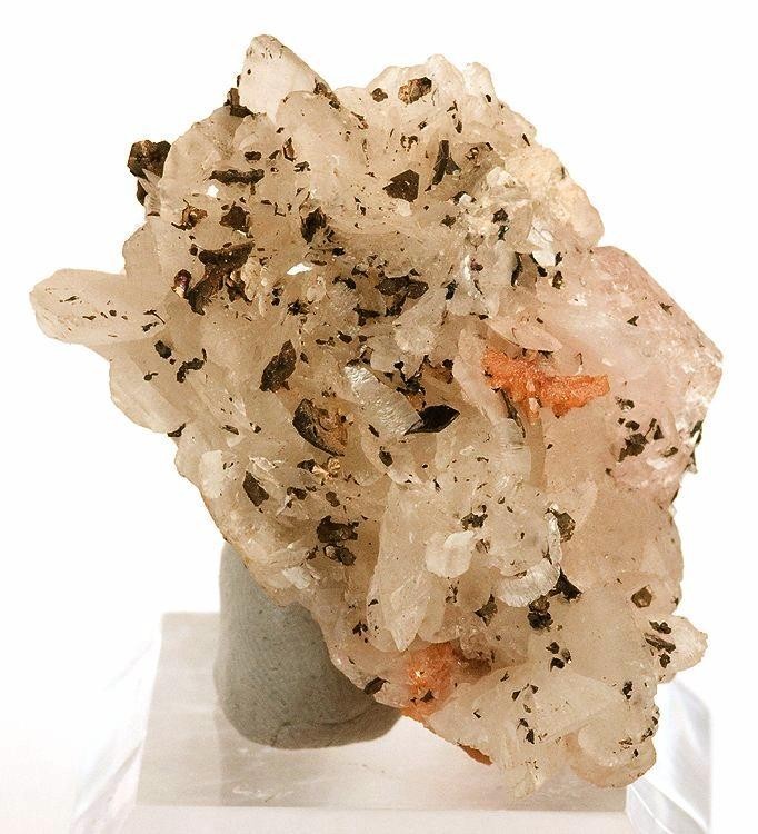 リョウクドセキ（菱苦土鉱） (Magnesite) - Rock Identifier