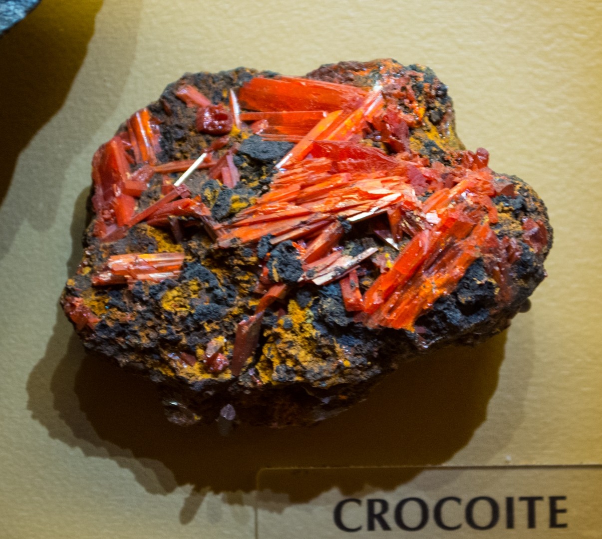 コウエンコウ（紅鉛鉱） (Crocoite) - Rock Identifier