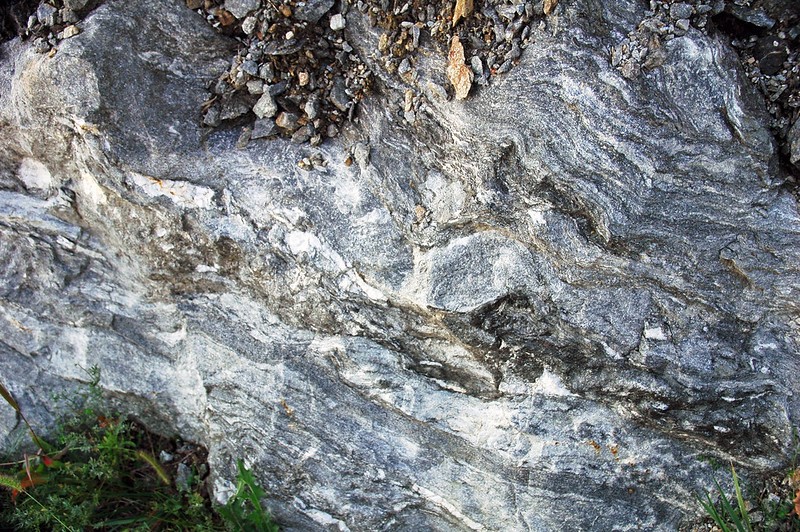 ヘンマガン（片麻岩） (Gneiss) - Rock Identifier