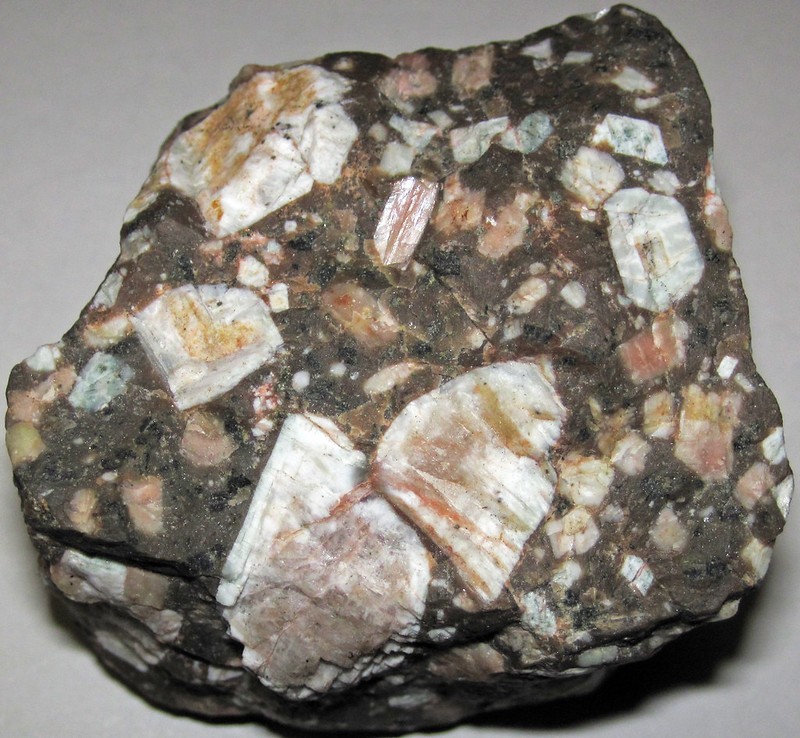 粗面岩 (Trachyte)