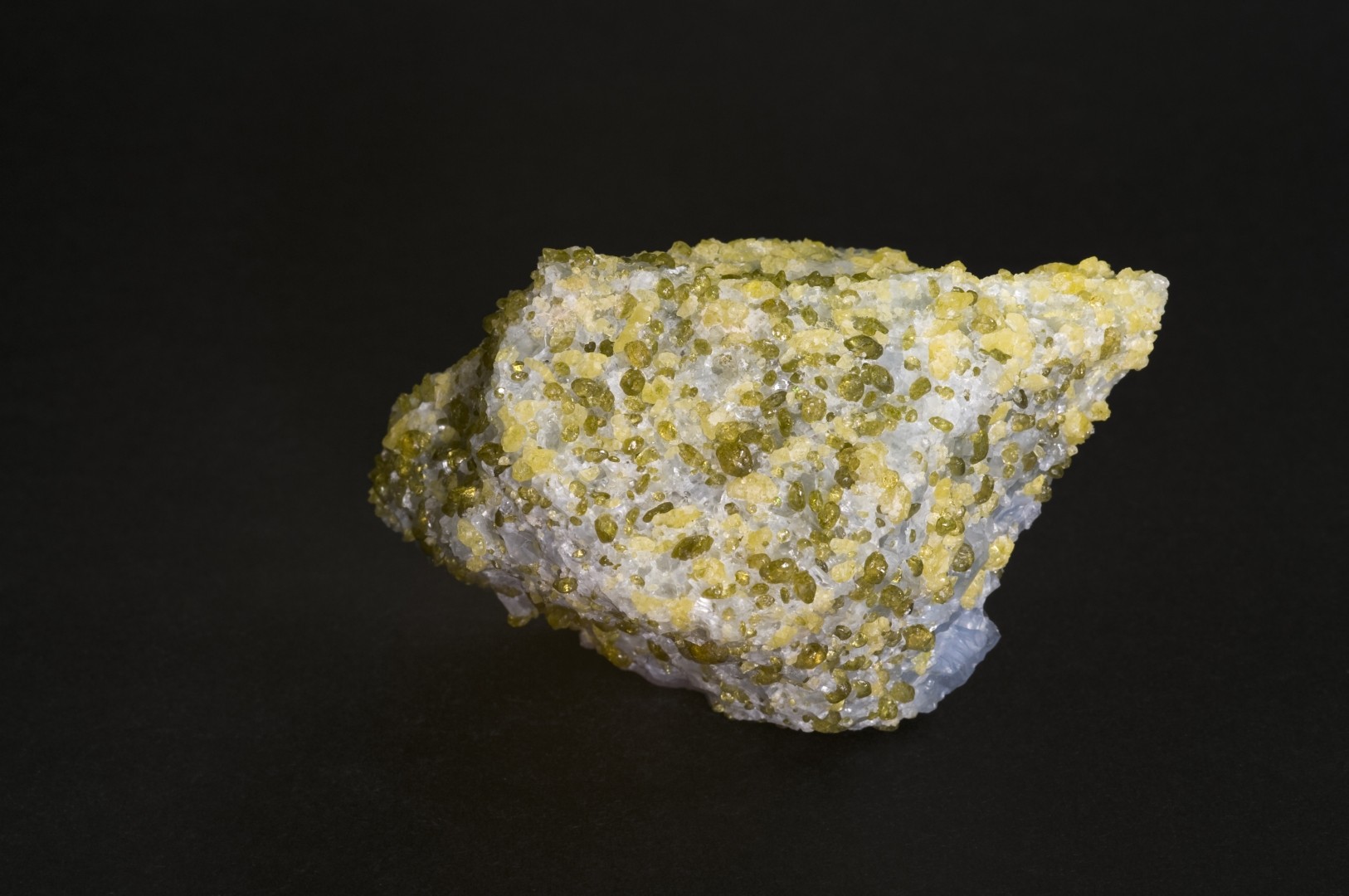 フッソリンカイセキ（フッ素燐灰石） (Fluorapatite) - Rock Identifier