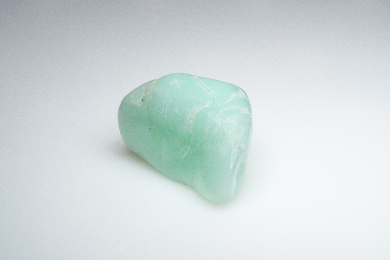 リョクギョクズイ（緑玉髄） (Chrysoprase tumbled) - Rock Identifier