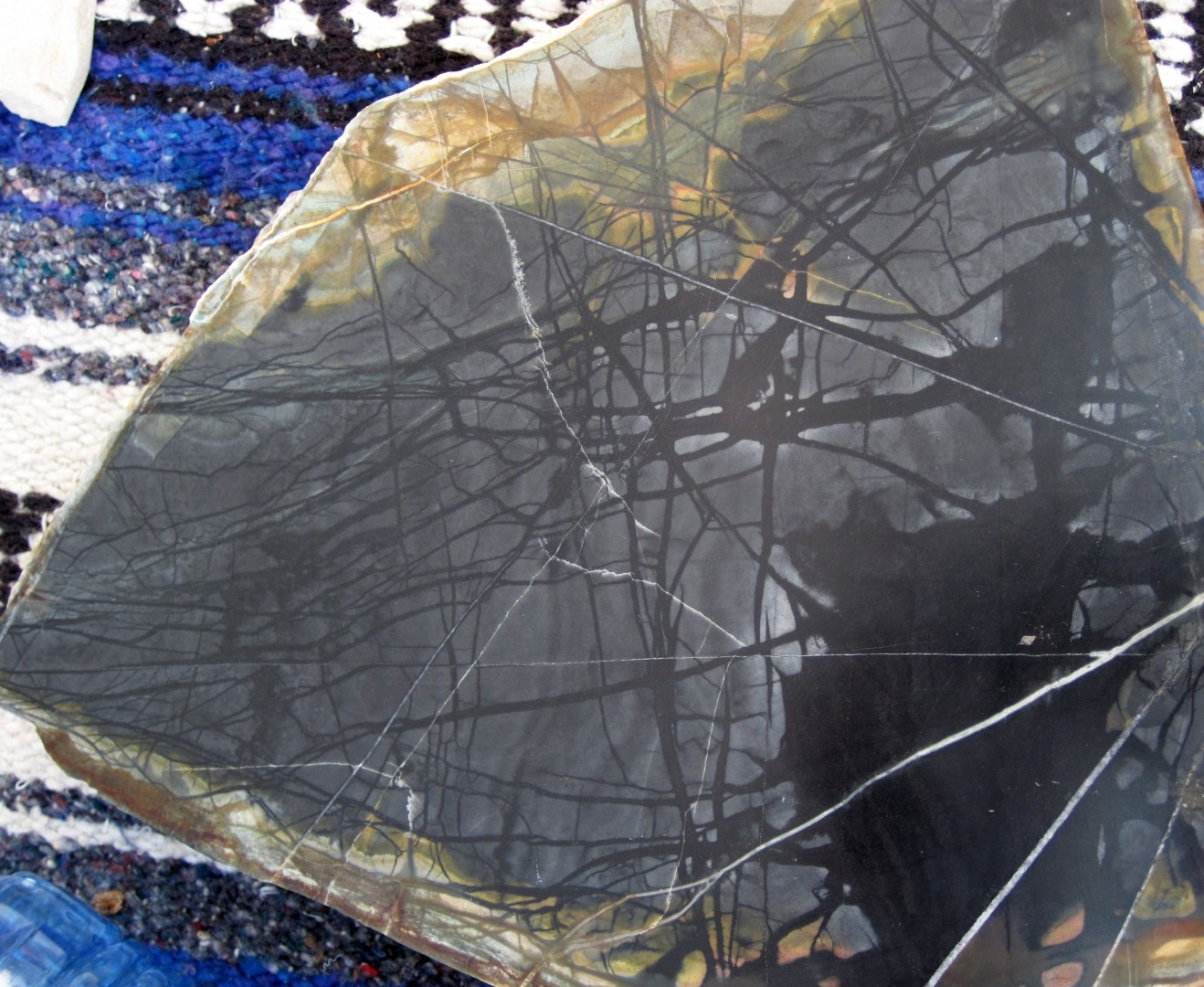 ピカソストーン (Picasso Stone) - Rock Identifier