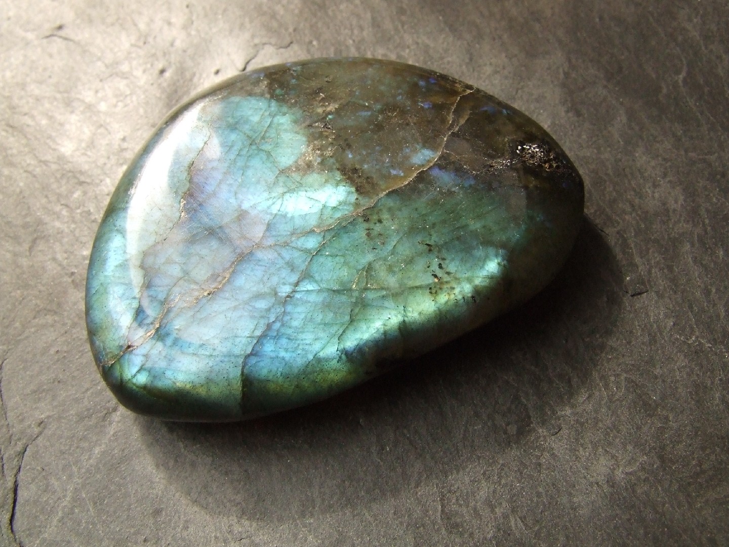 ラブラドライト (Labradorite tumbled) - Rock Identifier