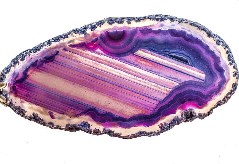 ソメメノウ（染め瑪瑙） (Dyed Agate) - Rock Identifier