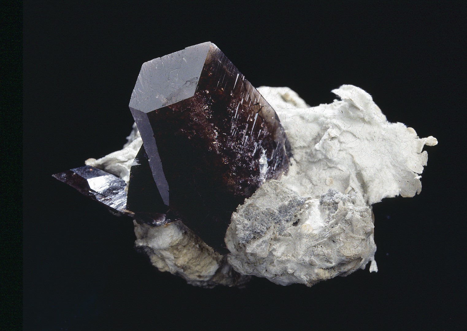 オノイシ（斧石） (Axinite) - Rock Identifier